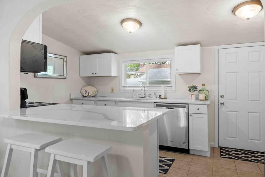Beach Bungalow - 1 Block To Beach - Pets Welcome! นอร์ฟอล์ก ภายนอก รูปภาพ