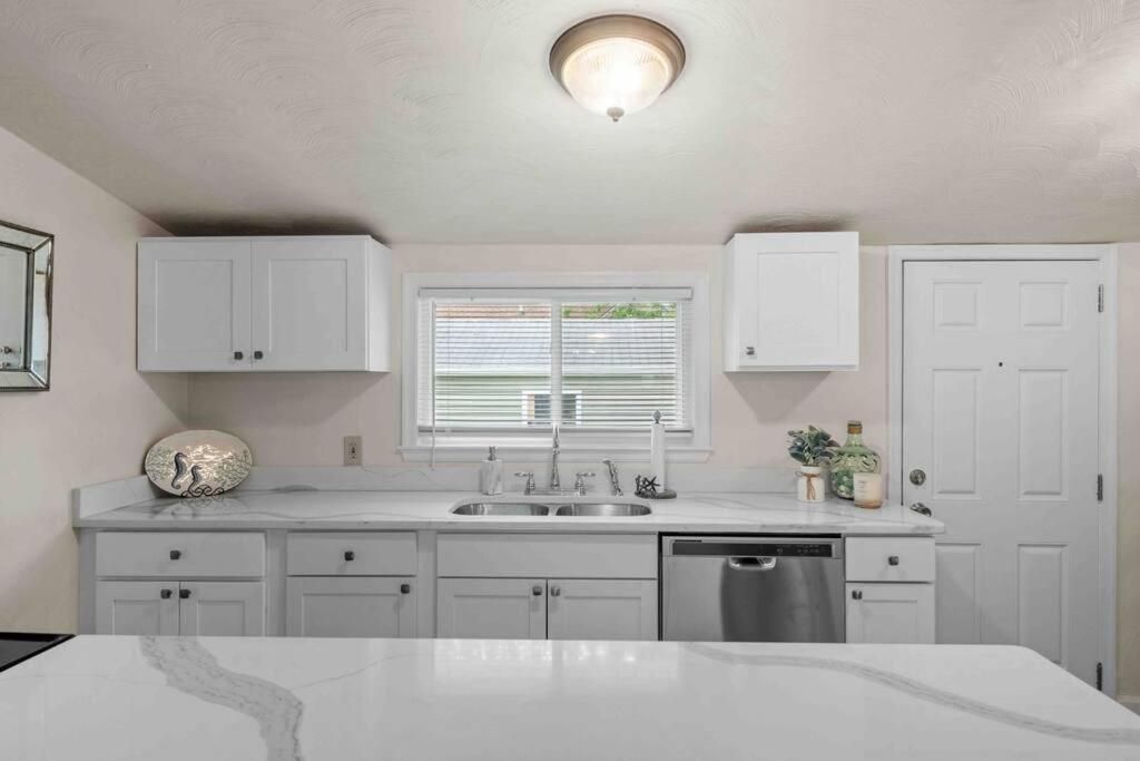 Beach Bungalow - 1 Block To Beach - Pets Welcome! นอร์ฟอล์ก ภายนอก รูปภาพ