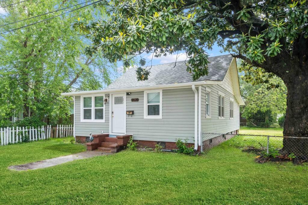 Beach Bungalow - 1 Block To Beach - Pets Welcome! นอร์ฟอล์ก ภายนอก รูปภาพ