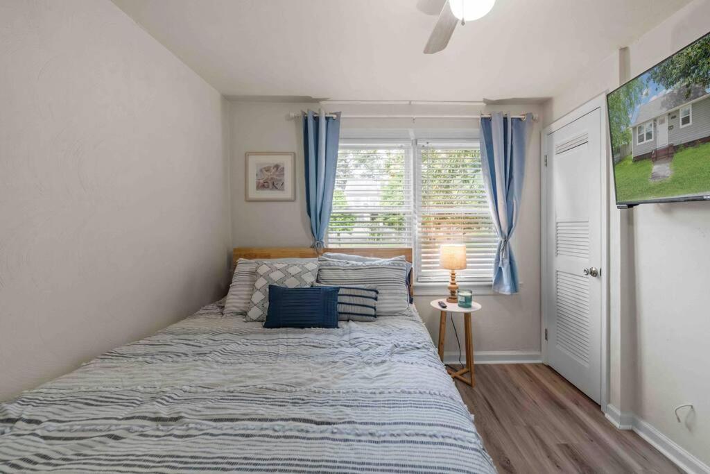 Beach Bungalow - 1 Block To Beach - Pets Welcome! นอร์ฟอล์ก ภายนอก รูปภาพ