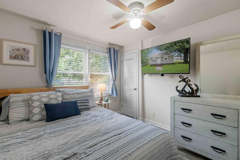 Beach Bungalow - 1 Block To Beach - Pets Welcome! นอร์ฟอล์ก ภายนอก รูปภาพ