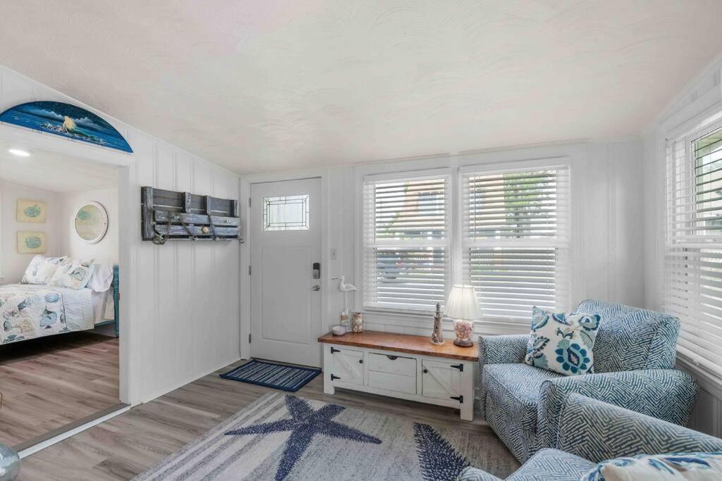 Beach Bungalow - 1 Block To Beach - Pets Welcome! นอร์ฟอล์ก ภายนอก รูปภาพ