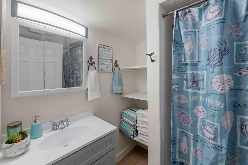 Beach Bungalow - 1 Block To Beach - Pets Welcome! นอร์ฟอล์ก ภายนอก รูปภาพ